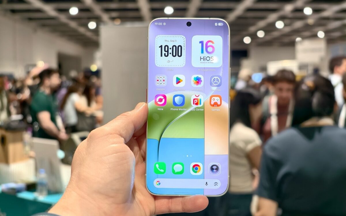 تصویری از گوشی Tecno Camon Slim 5G در مراسم رونمایی