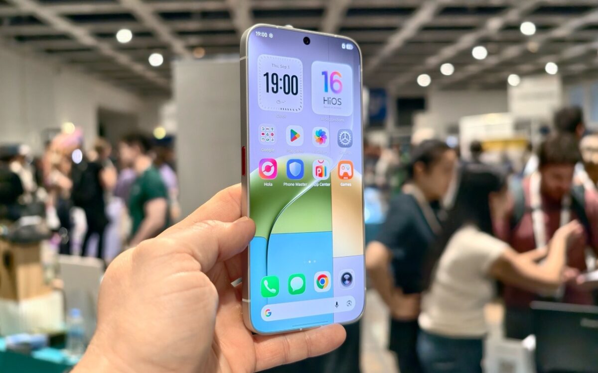 تصویری از گوشی Tecno Camon Slim 5G در مراسم رونمایی