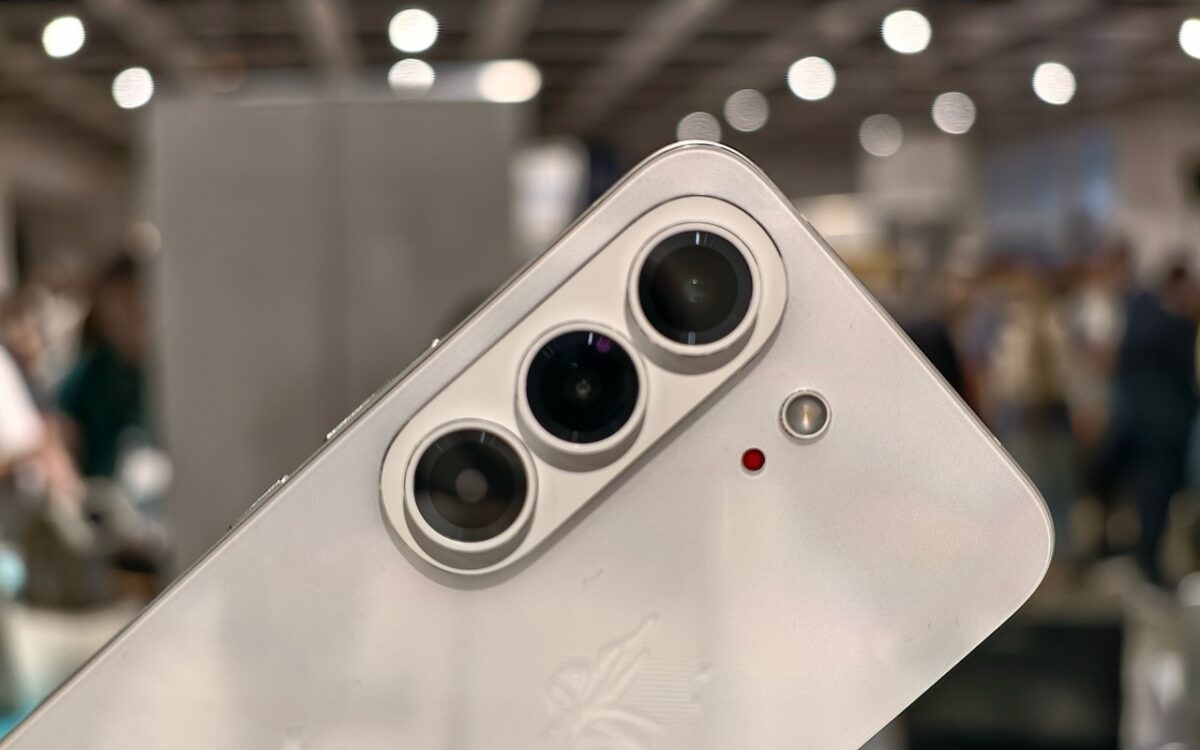 تصویری از گوشی Tecno Camon Slim 5G در مراسم رونمایی