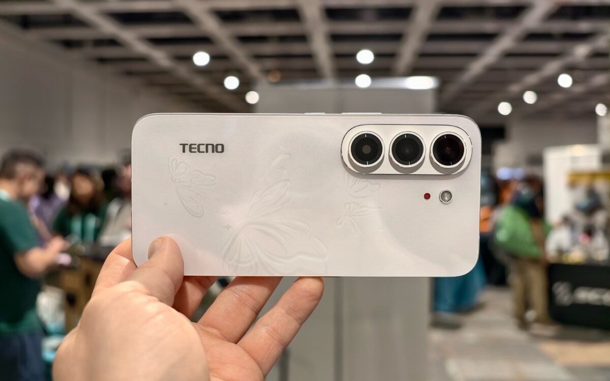 تصویری از گوشی Tecno Camon Slim 5G در مراسم رونمایی