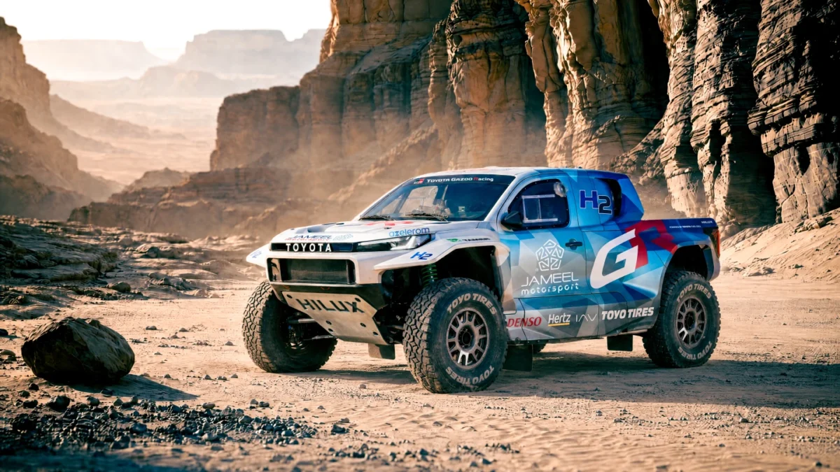 وانت پیکاپ هیدروژنی Toyota DKR GR FC Hilux با نشان H2 در مسیر بیابانی رالی داکار