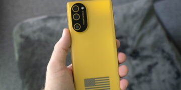 تصویری از گوشی Trump Mobile T1