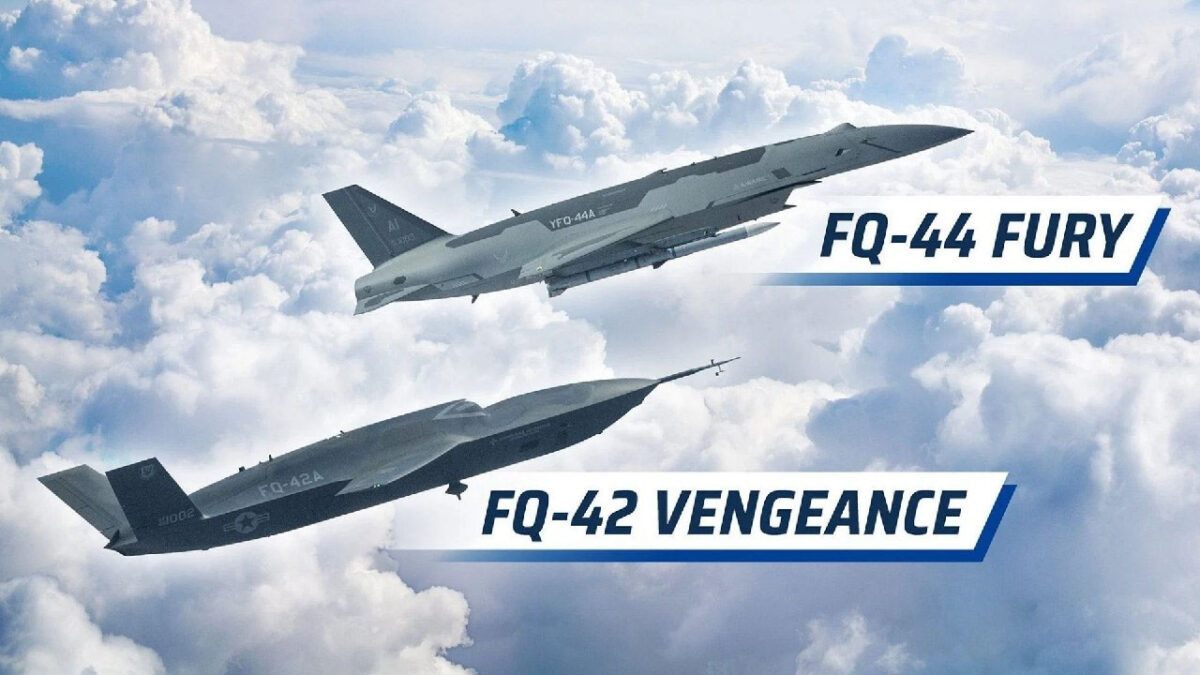 پهپادهای رزمی نیمهخودران FQ-42 و FQ-44 در حال پرواز در کنار جنگنده سرنشیندار نیروی هوایی آمریک