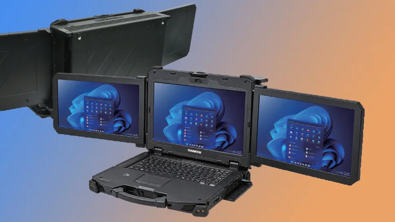 نمای سهبعدی باز و زاویهدار لپتاپ صنعتی مقاوم Durabook با سه صفحهنمایش همزمان که محیط دسکتاپ ویندوز ۱۱ را اجرا میکنند، در کنار نمای پشتی پنلهای بسته تاشو روی پسزمینه گرادیان آبی و نارنجی.