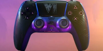 دسته بازی دوال‌سنس پلی‌استیشن ۵ با تم بازی GTA 6، بدنه بنفش و مشکی درخشان و لوگوی VI همراه با طرح درخت نخل روی تاچ‌پد.