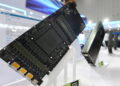 برد مدار چاپی (PCB) پردازنده گرافیکی جیفورس انویدیا روی پایه سفید نمایشگاهی بدون سیستم خنککننده.