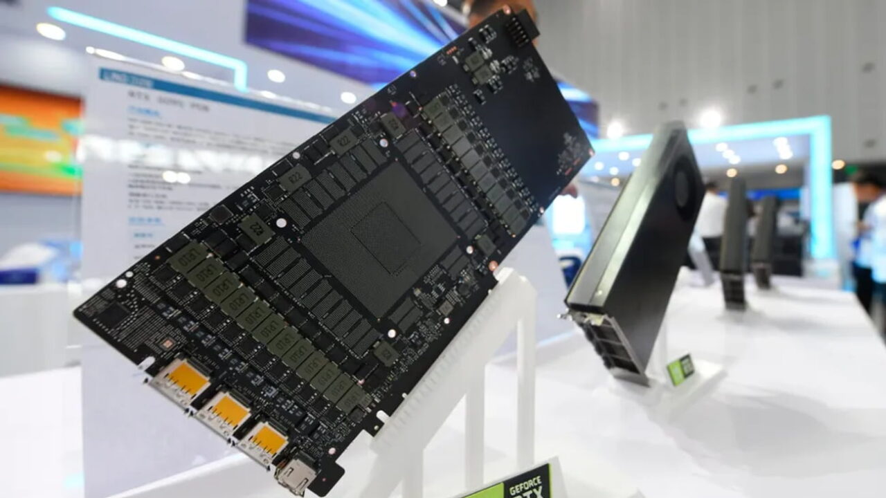 برد مدار چاپی (PCB) پردازنده گرافیکی جیفورس انویدیا روی پایه سفید نمایشگاهی بدون سیستم خنککننده.