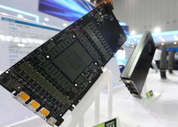 برد مدار چاپی (PCB) پردازنده گرافیکی جی‌فورس انویدیا روی پایه سفید نمایشگاهی بدون سیستم خنک‌کننده.