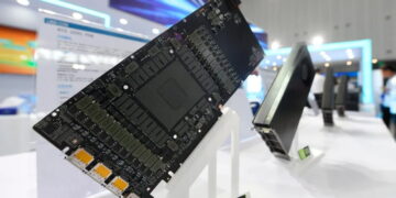 برد مدار چاپی (PCB) پردازنده گرافیکی جیفورس انویدیا روی پایه سفید نمایشگاهی بدون سیستم خنککننده.