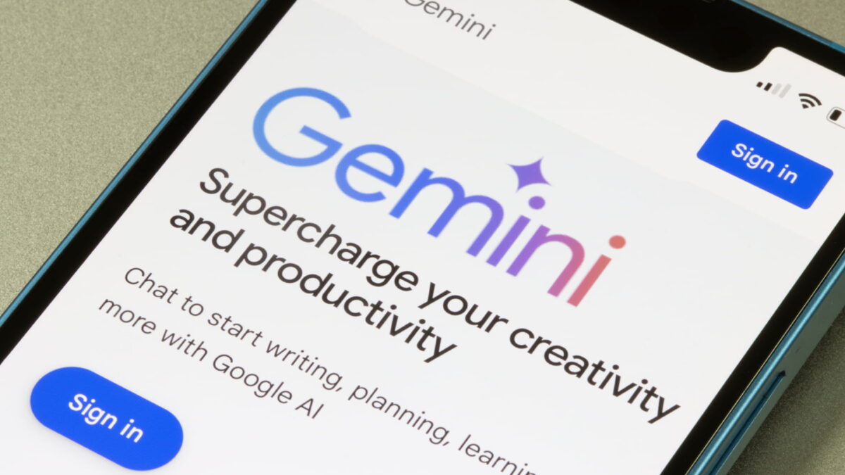 نمای نزدیک از صفحه ورود به هوش مصنوعی جمینای (Gemini) روی گوشی هوشمند؛ متن «Supercharge your creativity and productivity» به همراه دکمههای آبیرنگ ثبتنام (Sign in) در صفحه دیده میشود