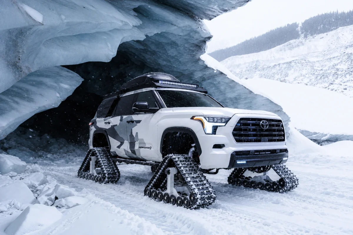 شاسیبلند Toyota Sequoia Snowhunter با چهار شنی لاستیکی سنگین در کنار غار یخی و میان برفهای عمیق قرار گرفته است