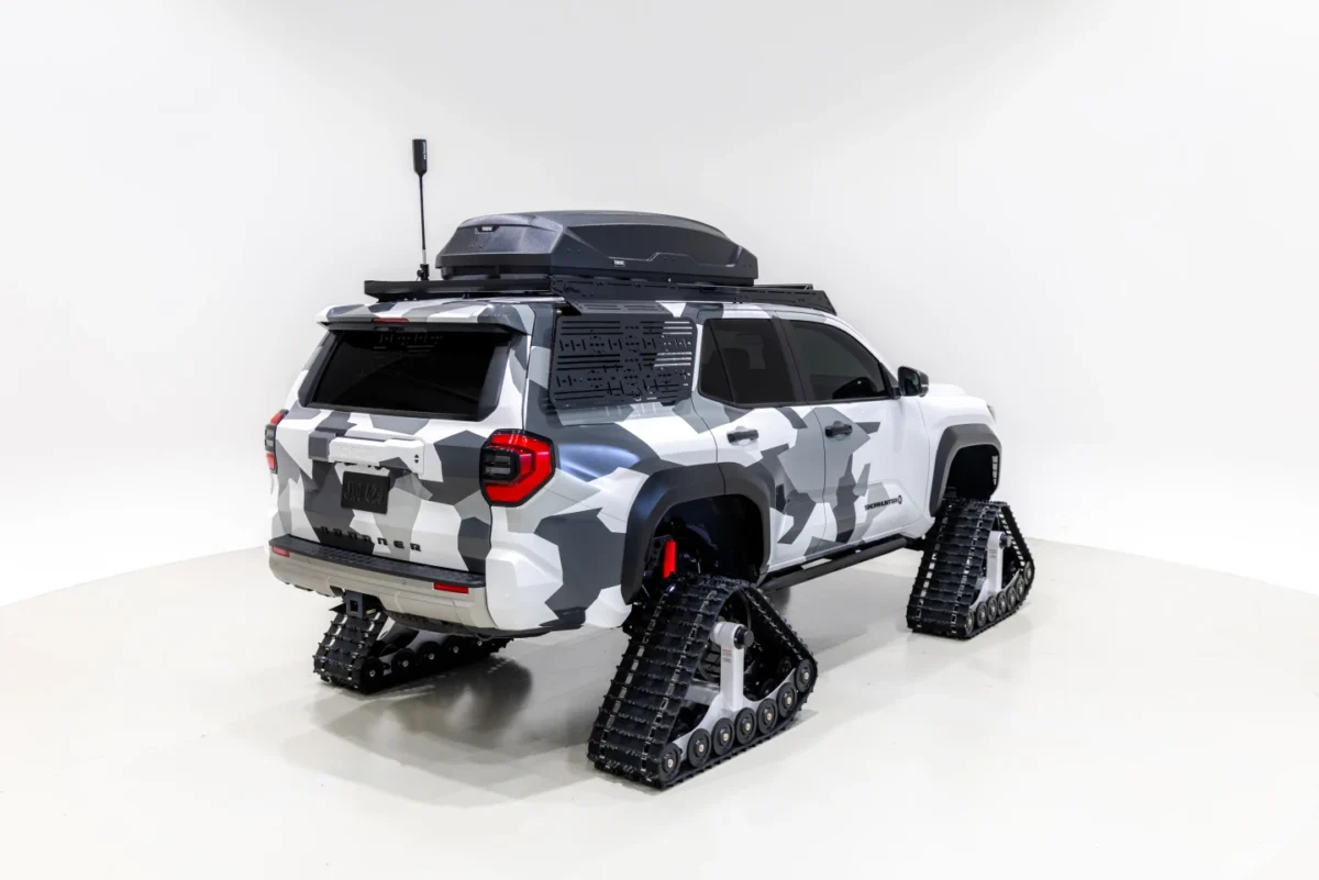 نمای عقب Toyota Land Cruiser Snowhunter با بدنه استتاری خاکستری و سفید و سیستم شنی مخصوص حرکت روی برف