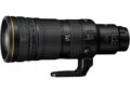 لنز تله‌فوتوی مشکی نیکون NIKKOR S با حلقه‌های تنظیم، دکمه‌های کنترلی و پایه نگهدارنده روی پس‌زمینه سفید