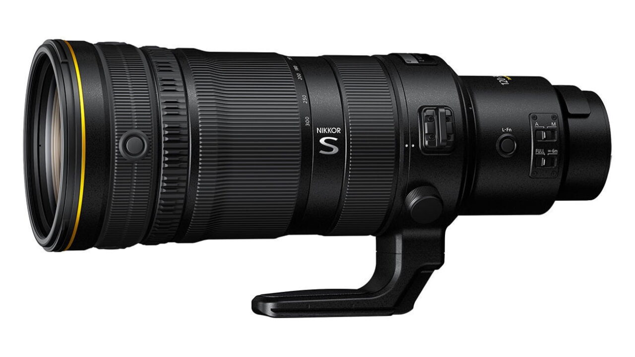 لنز تلهفوتوی مشکی نیکون NIKKOR S با حلقههای تنظیم، دکمههای کنترلی و پایه نگهدارنده روی پسزمینه سفید