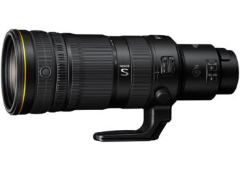 لنز تله‌فوتوی مشکی نیکون NIKKOR S با حلقه‌های تنظیم، دکمه‌های کنترلی و پایه نگهدارنده روی پس‌زمینه سفید