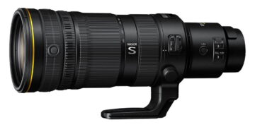 لنز تله‌فوتوی مشکی نیکون NIKKOR S با حلقه‌های تنظیم، دکمه‌های کنترلی و پایه نگهدارنده روی پس‌زمینه سفید