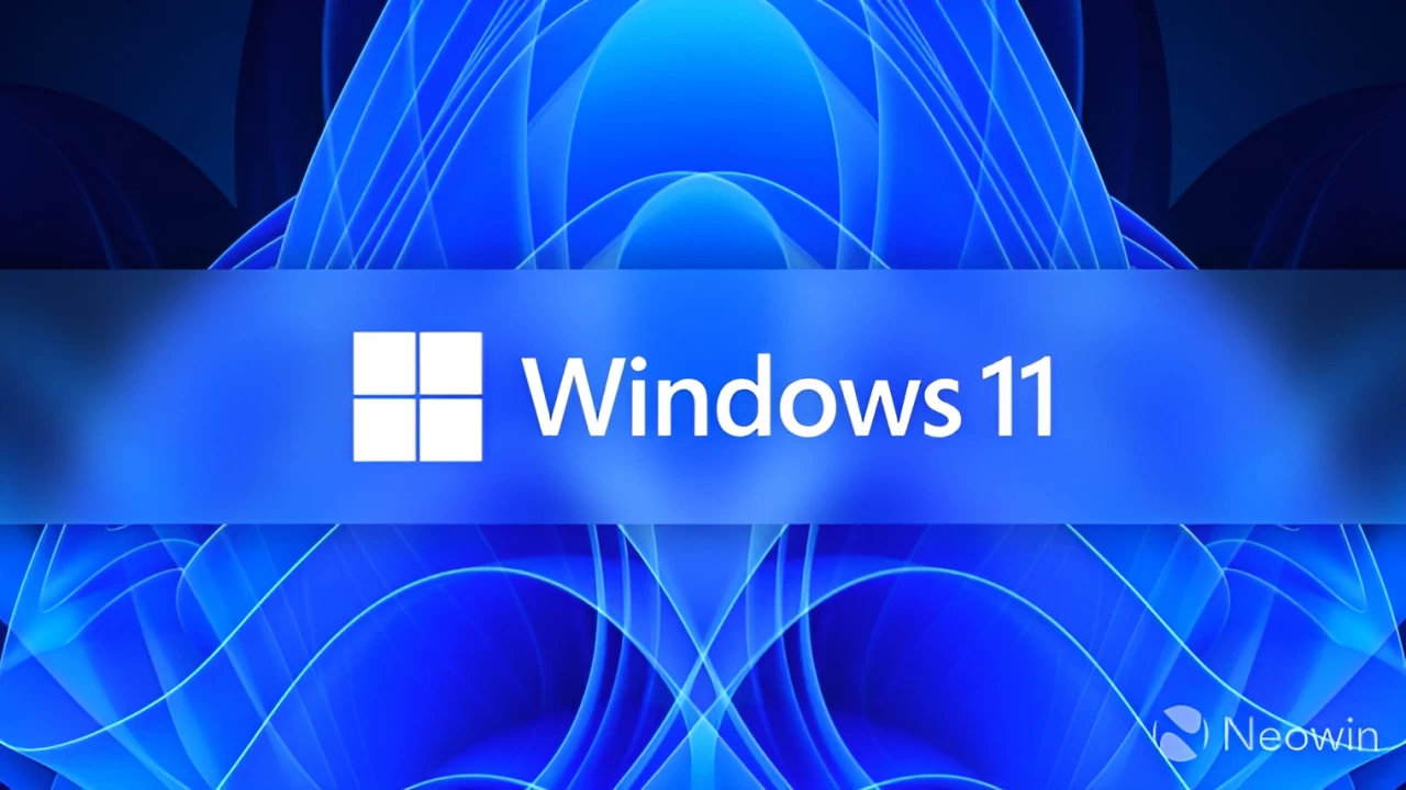 تصویر شاخص ویندوز ۱۱: لوگوی سفیدرنگ چهارخانهی مایکروسافت در کنار واژهی «Windows 11» روی یک نوار افقی آبی بلوری در مرکز کادر نشسته است. پسزمینه پسزمینهی رسمی «Bloom» ویندوز ۱۱ است؛ الگویی متقارن و گلمانند از پردههای موجدار و رشتههای نوری آبی و سرمهای که از مرکز به بیرون باز شدهاند. واترمارک «Neowin» در گوشهی پایین سمت راست دیده میشود.