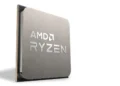 تصویر سه بعدی و باکیفیت از پردازنده رایزن ای‌ام‌دی (AMD Ryzen) با بدنه‌ی فلزی و نقره‌ای‌رنگ و حکاکی نام برند روی آن.