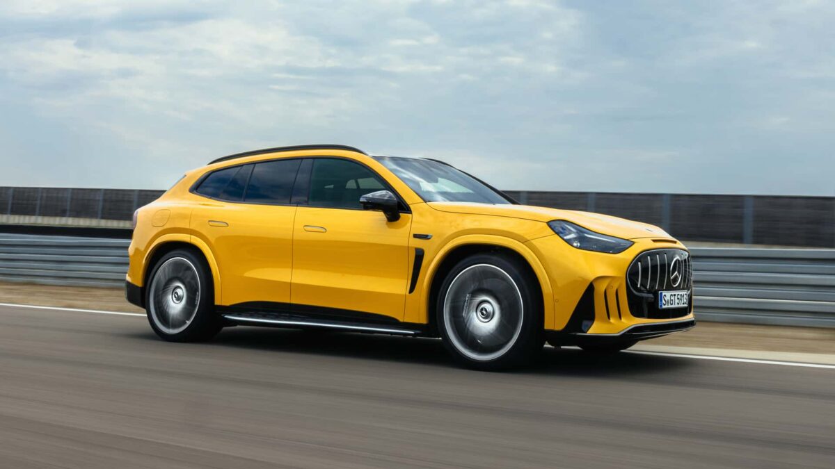 نمای جانبی مرسدس AMG GT SUV زرد در پیست آزمایشی