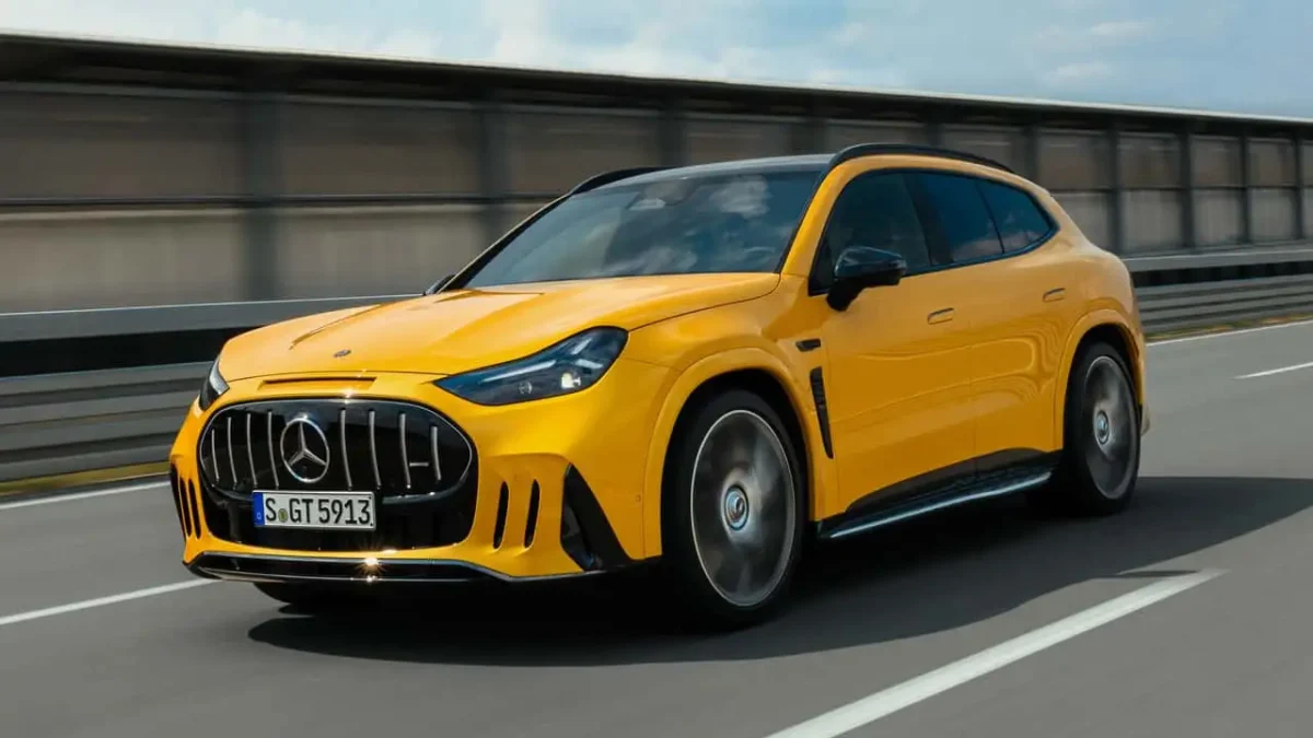 نمای سهرخ جلوی مرسدس AMG GT SUV زرد در حال رانندگی