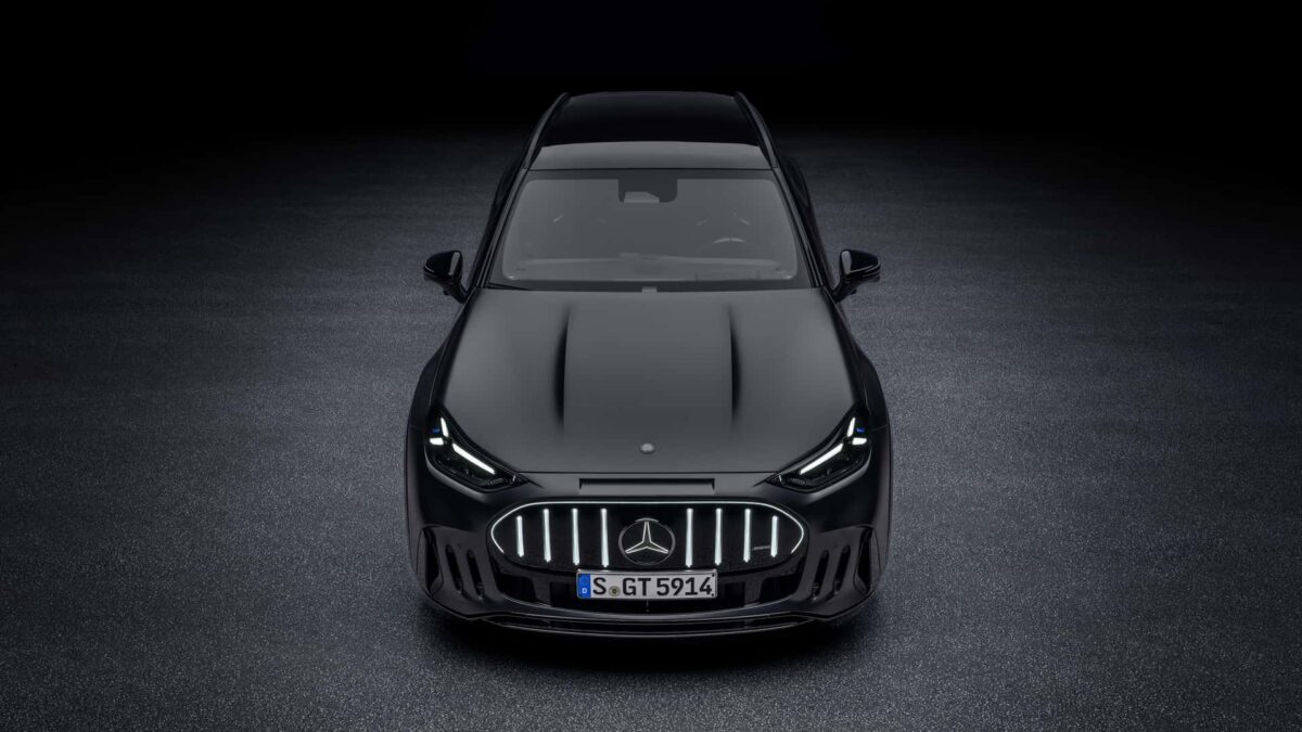 نمای جلوی مرسدس AMG GT SUV مشکی با چراغهای روشن