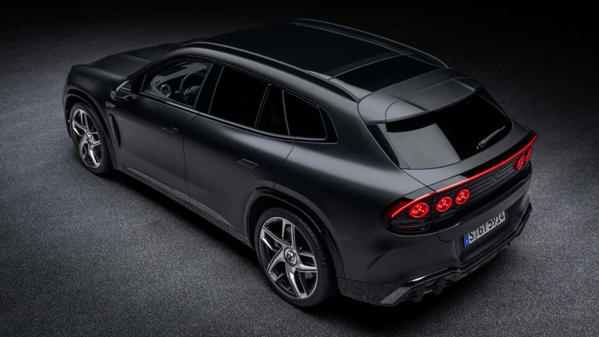 نمای سهرخ عقب مرسدس AMG GT SUV مشکی با سقف پانوراما