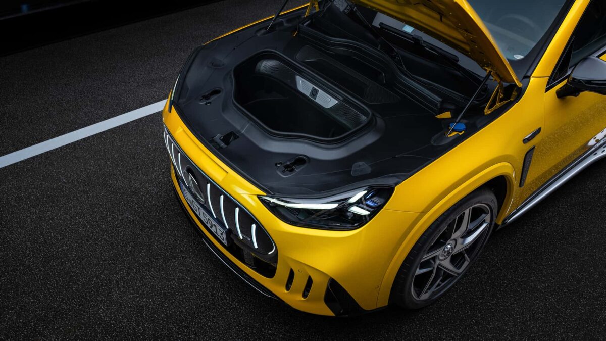 محفظه بار جلوی مرسدس AMG GT SUV زرد با کاپوت باز