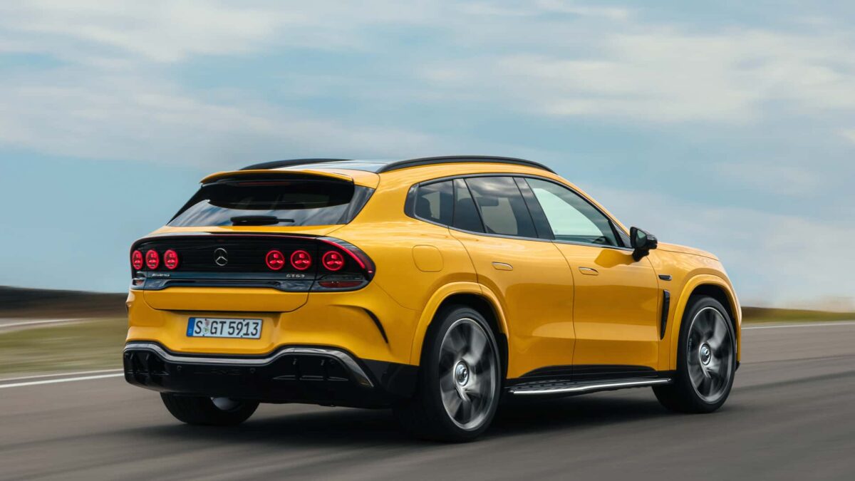 نمای سهرخ عقب مرسدس AMG GT SUV زرد در حال حرکت