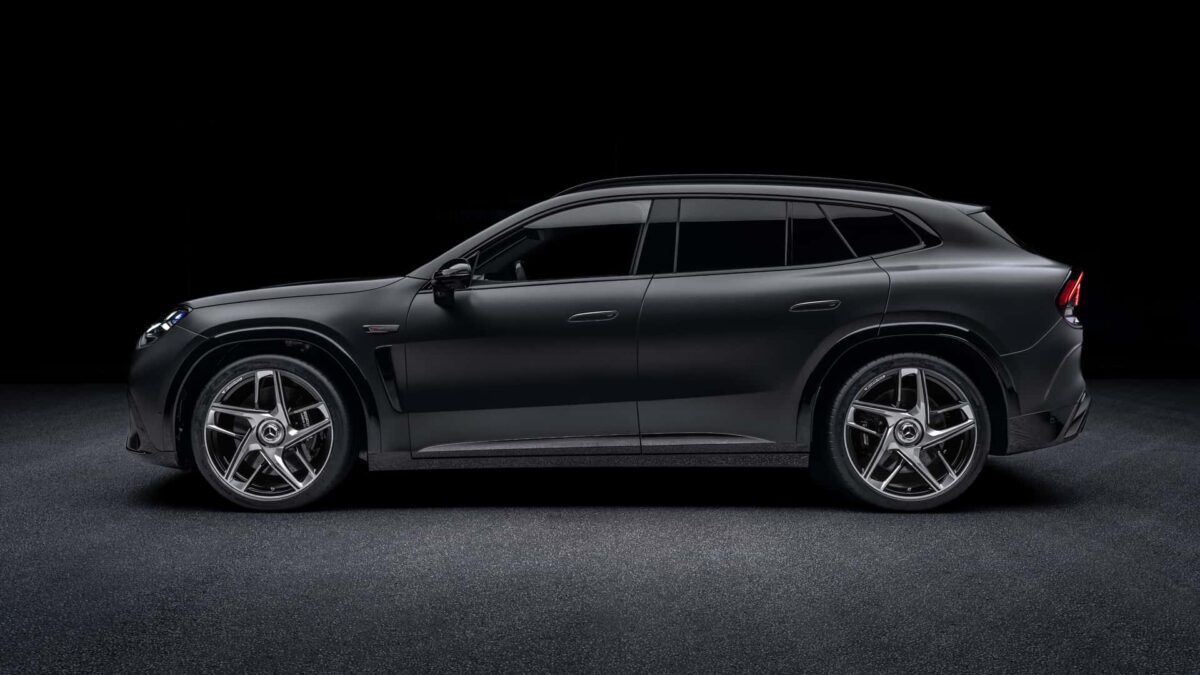 نمای جانبی مرسدس AMG GT SUV مشکی با رینگهای اسپرت