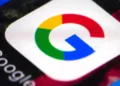 نمای نزدیک و باکیفیت از اپلیکیشن یا نماد گوگل (Google) با رنگ‌های چهارگانه مشخص روی صفحه نمایشگر و متن «Google» در کنار آن.