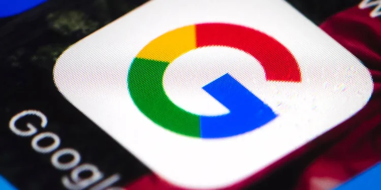 نمای نزدیک و باکیفیت از اپلیکیشن یا نماد گوگل (Google) با رنگ‌های چهارگانه مشخص روی صفحه نمایشگر و متن «Google» در کنار آن.