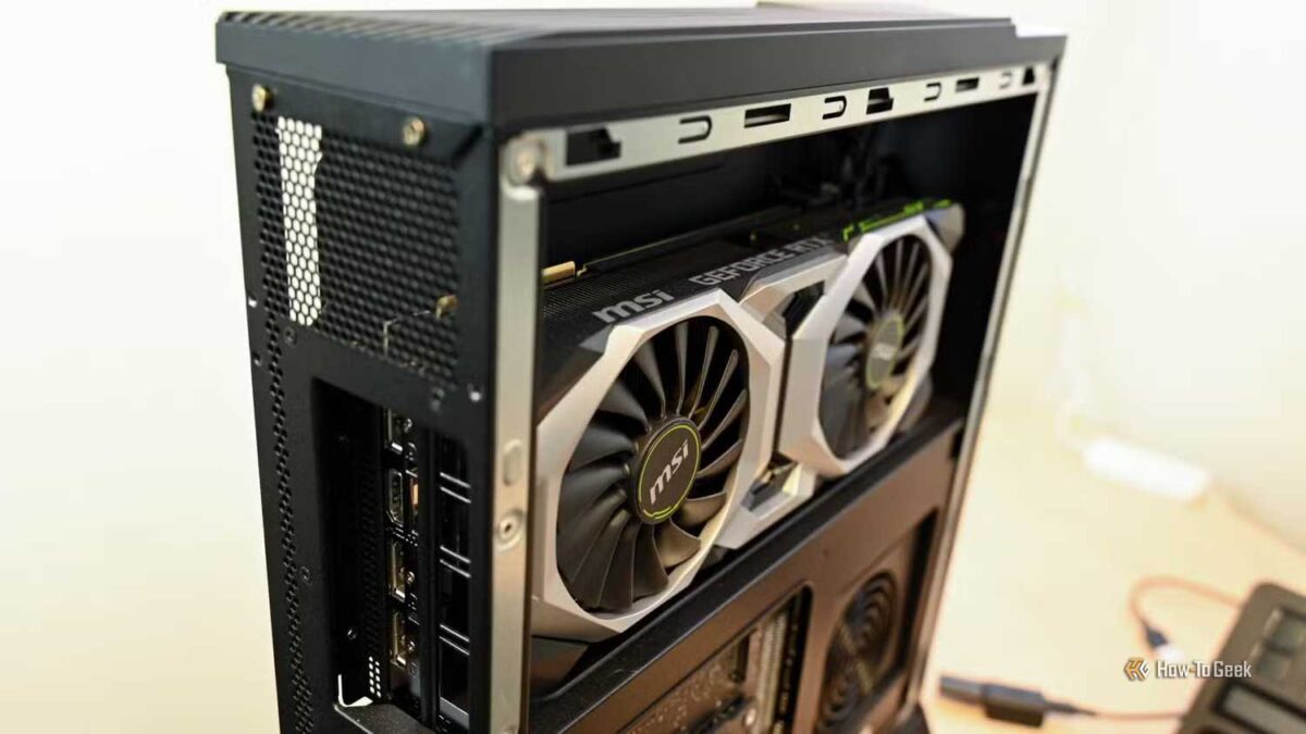 نمای نزدیک از داخل کیس کامپیوتر که کارت گرافیک MSI سری GeForce را با طراحی دو فن مشکی و نقرهای و بدنه سیاه به نمایش میگذارد.
