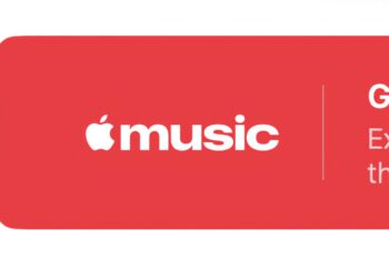 باکس قرمز تبلیغاتی Apple Music با لوگوی سفید و متن تبلیغاتی “Get 3 …” کنار آن، که ظاهراً یک پلن رایگان سه‌ماهه را اطلاع می‌دهد.