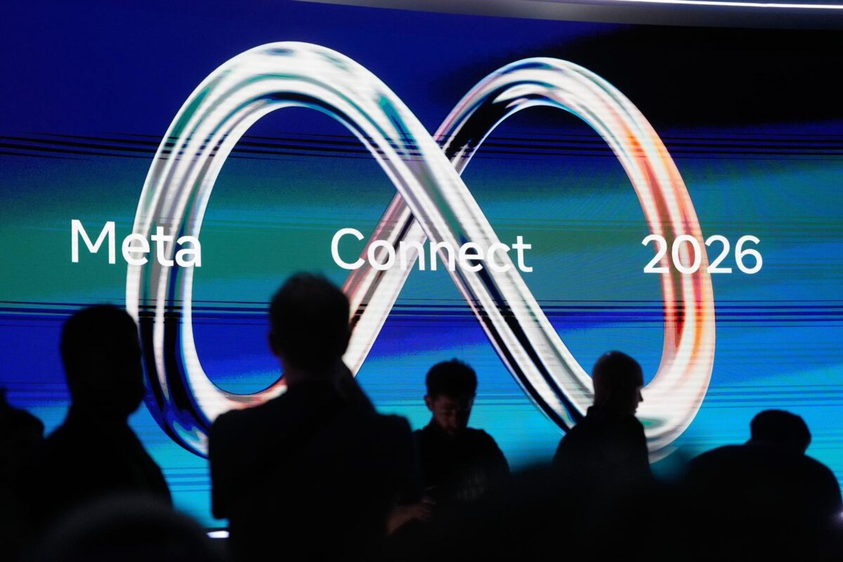 شرکتکنندگان در همایش متا کانکت ۲۰۲۶ (Meta Connect 2026) در مقابل نمایشگر بزرگ صحنه با لوگوی درخشان و سهبعدی بینهایت شرکت متا.