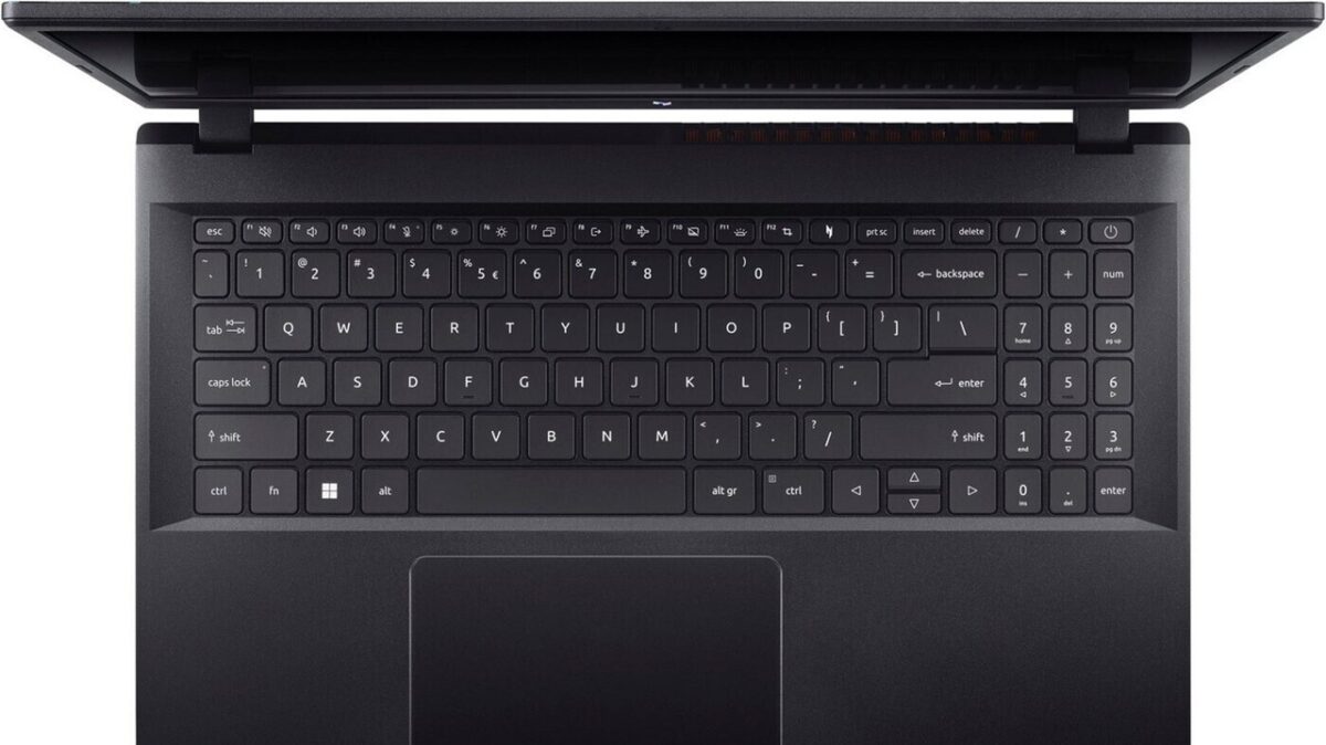 Acer Nitro V15 در مقایسه با لپتاپهای سبک اداری، دستگاهی نسبتا بزرگ و سنگین محسوب میشود، اما این موضوع در لپتاپهای گیمینگ اقتصادی غیرعادی نیست.