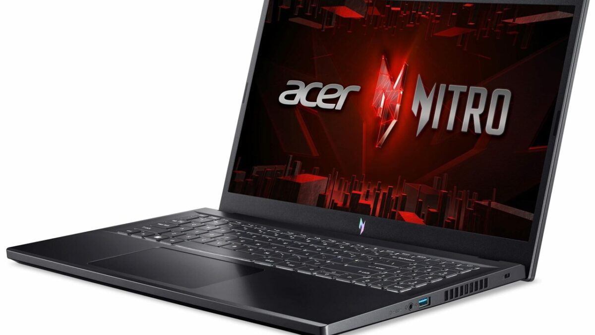 وضوح Full HD نقطهای است که Nitro V15 بیشترین تناسب را با سختافزار خود نشان میدهد.