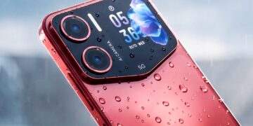نمای نزدیک پشت گوشی قرمز Acer Sospiro A70 با دوربینهای دوگانه و نمایشگر کوچک پشتی، پوشیده از قطرههای آب.