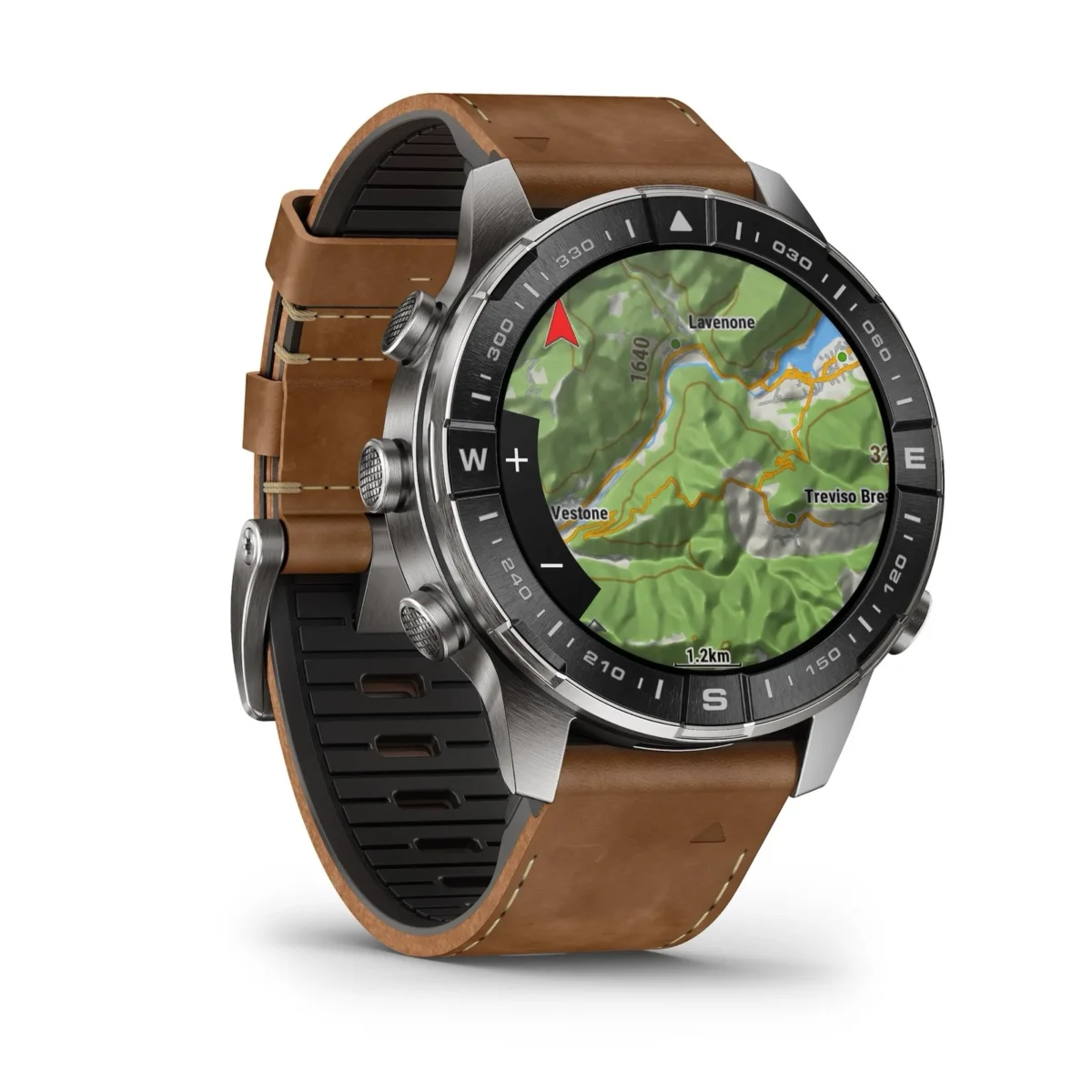 ساعت هوشمند Garmin با قاب فلزی و بند چرمی قهوهایرنگ روی پسزمینه سفید که نقشه توپوگرافی و مسیرهای جغرافیایی را روی صفحه نمایش خود نشان میدهد.