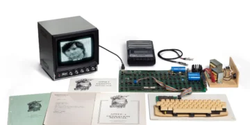 کامپیوتر Apple-1 با نامه استیو جابز و امضای استیو وزنیاک حراج می شود