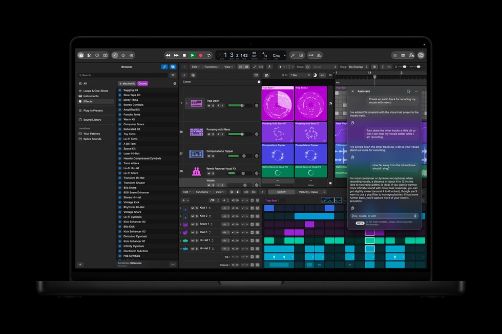 محیط نرمافزار لایج پرو (Logic Pro) در مکبوک اپل به همراه پنل دستیار هوش مصنوعی و جدول زمانبندی صوتی.
