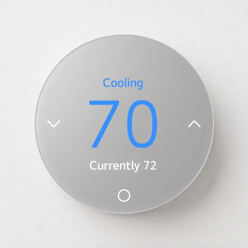 نمای یک ترموستات هوشمند دایرهایشکل با بدنه خاکستریرنگ که عبارت «Cooling» و عدد دمای «۷۰» به رنگ آبی در مرکز آن درج شده است.