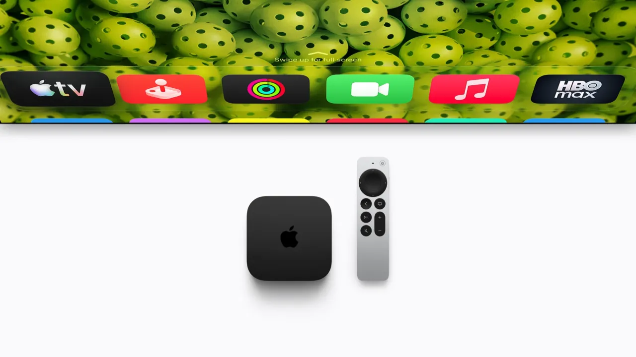 دستگاه Apple TV مشکیرنگ و ریموت کنترل آن روی سطحی سفید در کنار بخشی از تلویزیون که رابط کاربری tvOS و آیکون برنامههای مختلف را نشان میدهد.