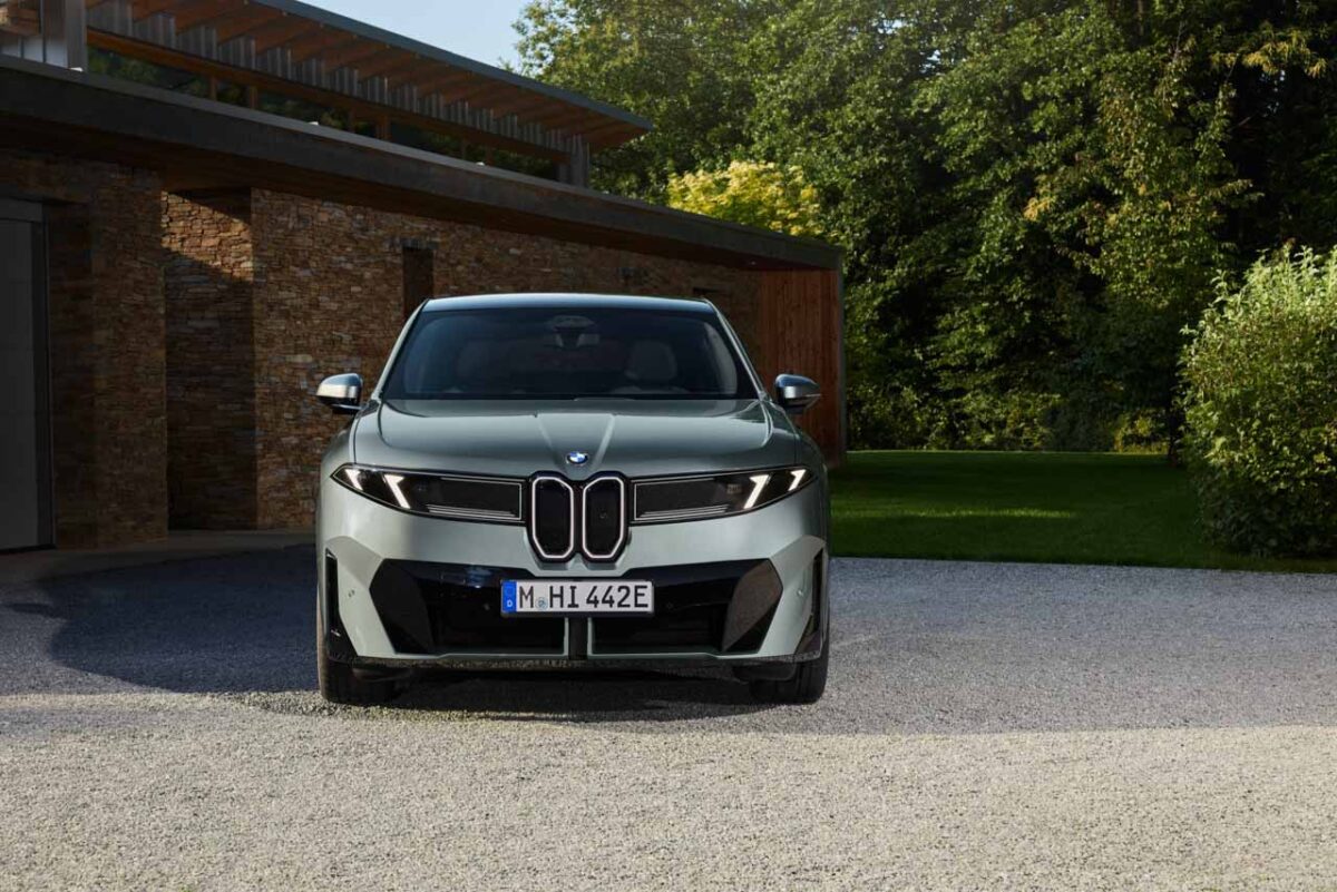 نمای روبهروی شاسیبلند برقی BMW iX4 نقرهای با جلوپنجره کلیوی عمودی، چراغهای LED روشن و طراحی مدرن سپر جلو