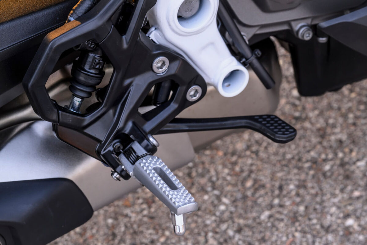 نمای نزدیک جاپایی فلزی، پدال ترمز عقب و اتصالات آلومینیومی موتورسیکلت اسپرت BMW F 450 RR