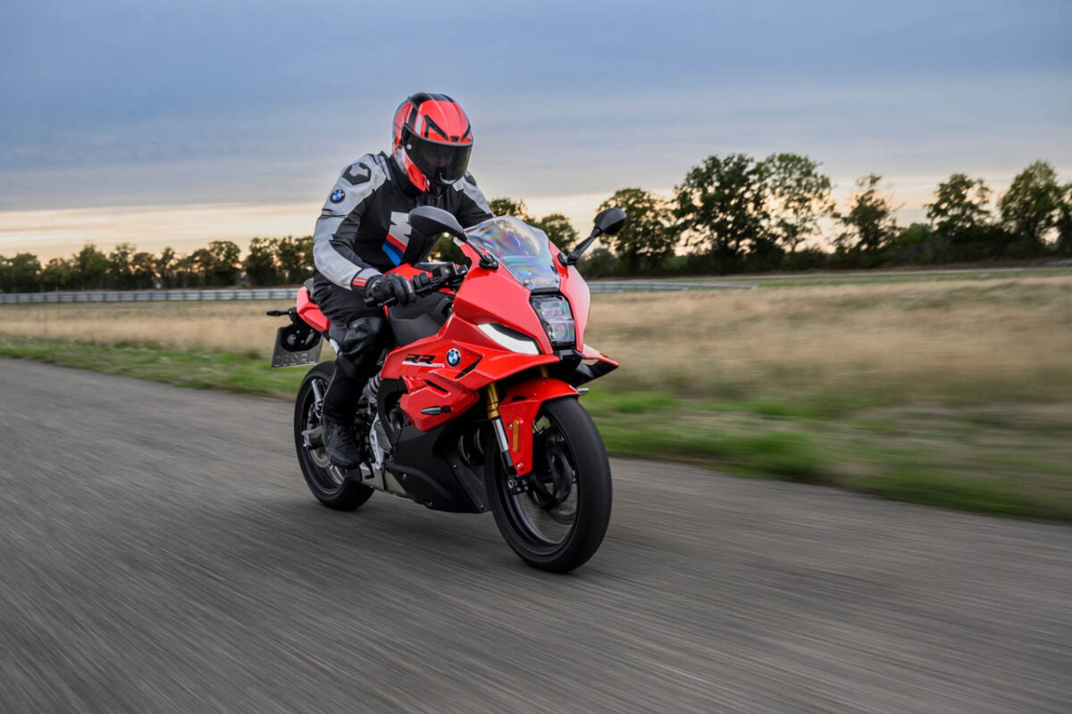نمای سهرخ جلوی موتورسیکلت BMW F 450 RR با بالچههای آیرودینامیکی و چراغ LED در حال حرکت در پیست