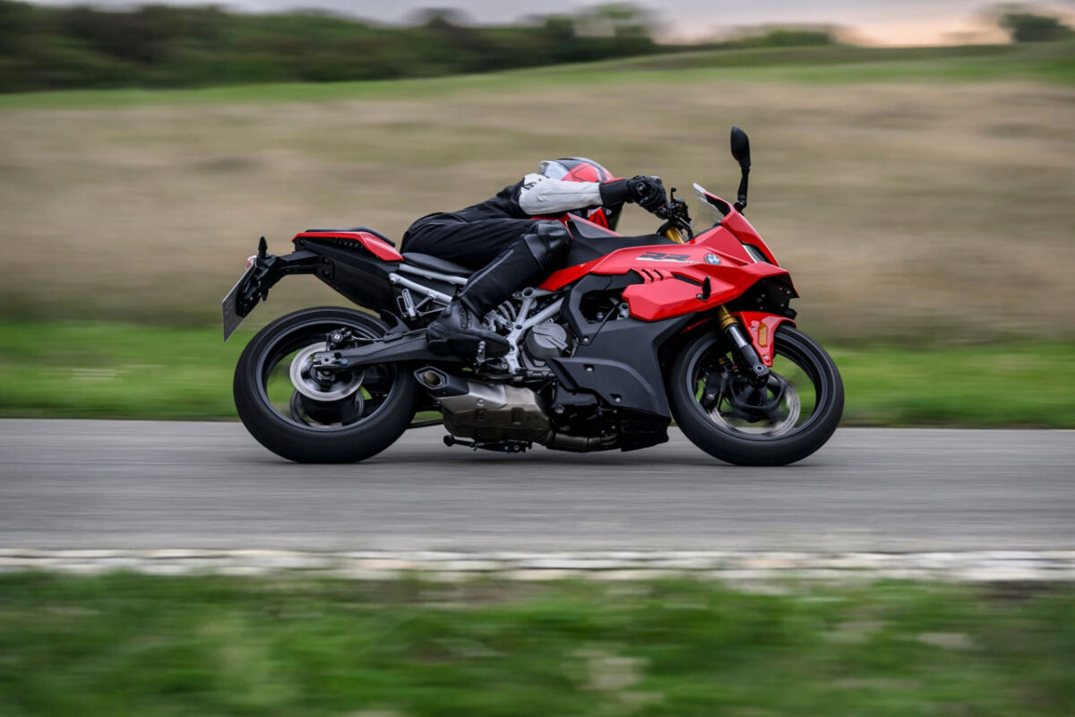 نمای جانبی موتورسیکلت BMW F 450 RR هنگام رانندگی با وضعیت خوابیده موتورسوار برای کاهش مقاومت هوا