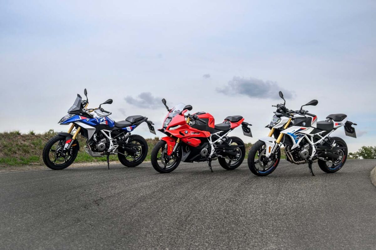 سه موتورسیکلت BMW F 450 GS، BMW F 450 RR و BMW F 450 R در کنار یکدیگر با طراحیهای ماجراجویانه، اسپرت و نیکد