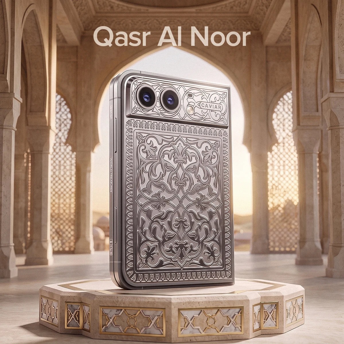 گوشی لوکس سفارشی Caviar با نام Qasr Al Noor با بدنهی نقرهای و حکاکیهای اسلیمی پرکار روی پایهای مرمرین درون یک بنای سنتی.