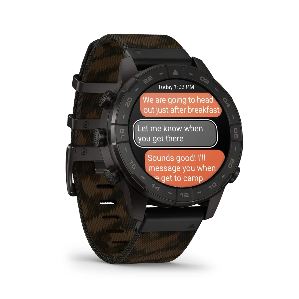 نمای نزدیک از ساعت هوشمند Garmin با بدنه و بند مشکی طرحدار نظامی، در حالی که صفحه نمایش آن پیامهای متنی ردوبدلشده را به شکل حبابهای مکالمه نشان میدهد.