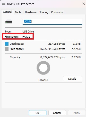 پنجرهی ویژگیهای درایو USB در Windows که فایلسیستم آن را FAT32 و ظرفیتش را حدود ۷٫۴۷ گیگابایت نشان میدهد.